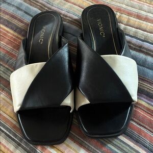 Vionic Women's Black and Cream Sandals